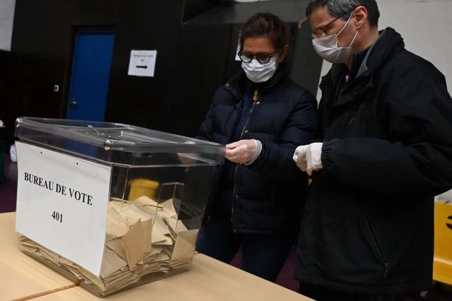 Baja participación de franceses en las elecciones municipales de este domingo. Foto Afp