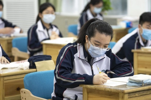 En una escuela de Wuhan, China, donde surgió el coronavirus en diciembre pasado. Foto Xinhua