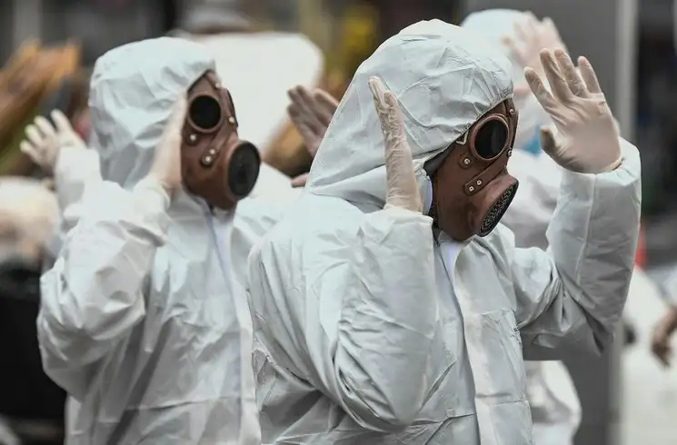 Performance para difundir la importancia de detener la propagación del coronavirus, en Bogotá. Foto Afp