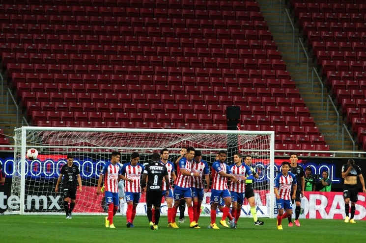 El duelo de la fecha 10 en la Liga Mx, entre Chivas y Rayados, se jugó sin público en el estadio Akron. Foto Arturo Campos Cedillo