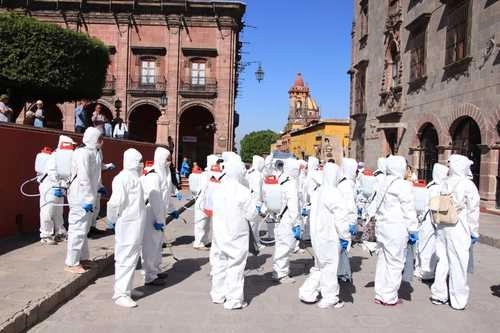 Unos 50 trabajadores del gobierno municipal de San Miguel de Allende, Guanajuato, iniciaron ayer una campaña de sanitización de espacios públicos, incluidos plazas, parques, mercados y atrios, para prevenir la propagación del Covid-19. Foto 'La Jornada'