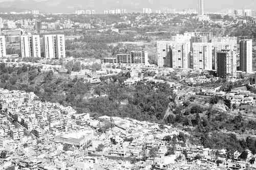 Los contrastes económicos en las grandes urbes del mundo se intensifican con la actual crisis y pronostican que se mantendrán por varios años. En la imagen una panorámica de Santa Fe, en la Ciudad de México. Foto José Carlo González
