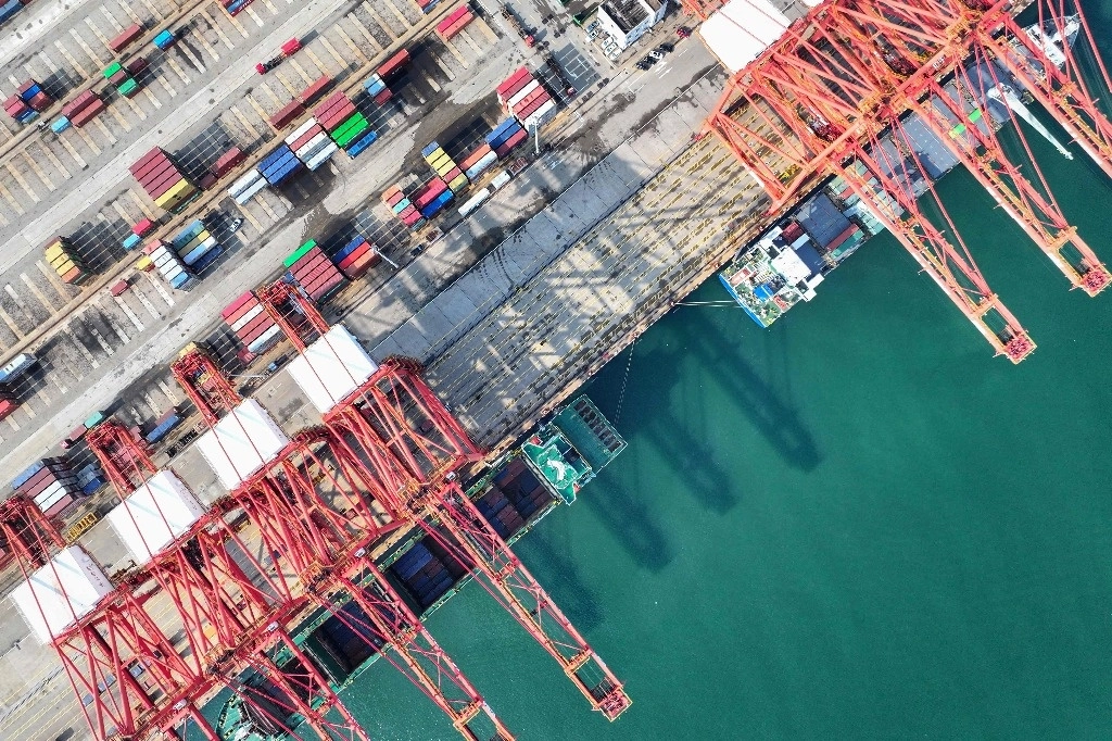 Contenedores de carga y grúas pórtico se ven en un puerto en Lianyungang, en la provincia oriental china de Jiangsu, el 7 de agosto de 2024. Foto Afp
