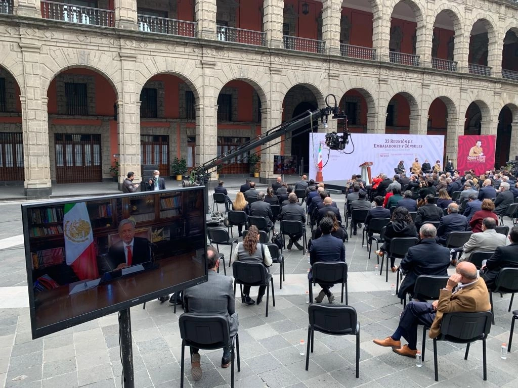 El presidente Andrés Manuel López Obrador envía un mensaje durante el inicio de la XXXIII Reunión de Embajadores y Cónsules en Palacio Nacional, en la Ciudad de México, el 11 de enero de 2022. Foto José Antonio López