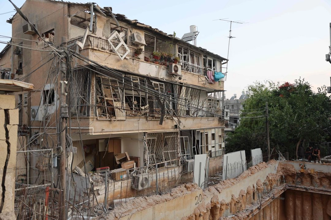 Daños en un edificio tras el impacto de un misil iraní en la ciudad israelí de Bat Yam, al sur de Tel Aviv, la madrugada del 15 de junio de 2025. Foto