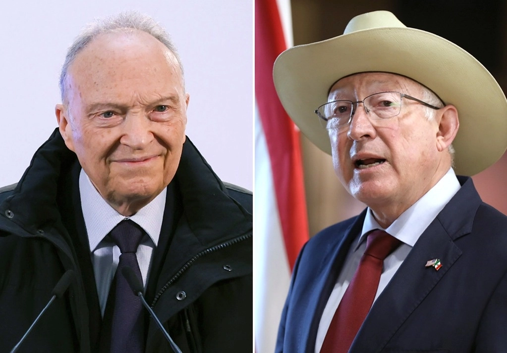 El titular de la FGR, Alejandro Gertz Manero, y el embajador de EU, Ken Salazar. Fotos Germán Canseco y Presidencia