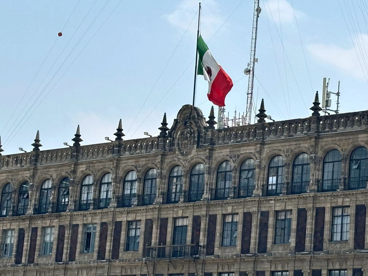 Una bandera de México ondea en Palacio Nacional. Foto