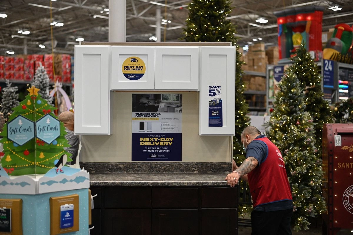 Un empleado mueve un armario de cocina y un mostrador con la leyenda "Entrega al día siguiente" en una gran tienda de artículos para el hogar en Burbank, California, el 9 de noviembre de 2021. Foto
