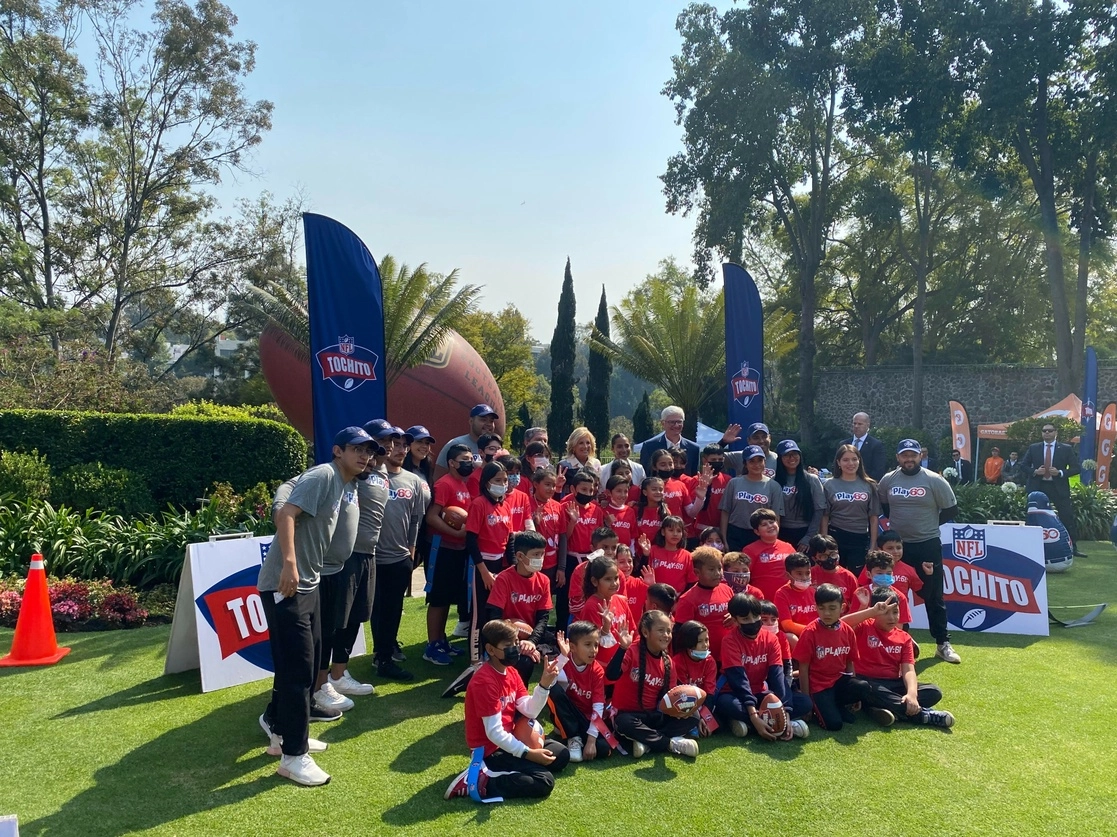 La primera dama de EU Jill Biden estuvo acompañada de Arturo Olivé, director de NFL en México, Diana Flores jugadora y embajadora de NFL, así como decenas de niñas y niños que practican esta modalidad deportiva. Foto 
Juan Manuel Vázquez