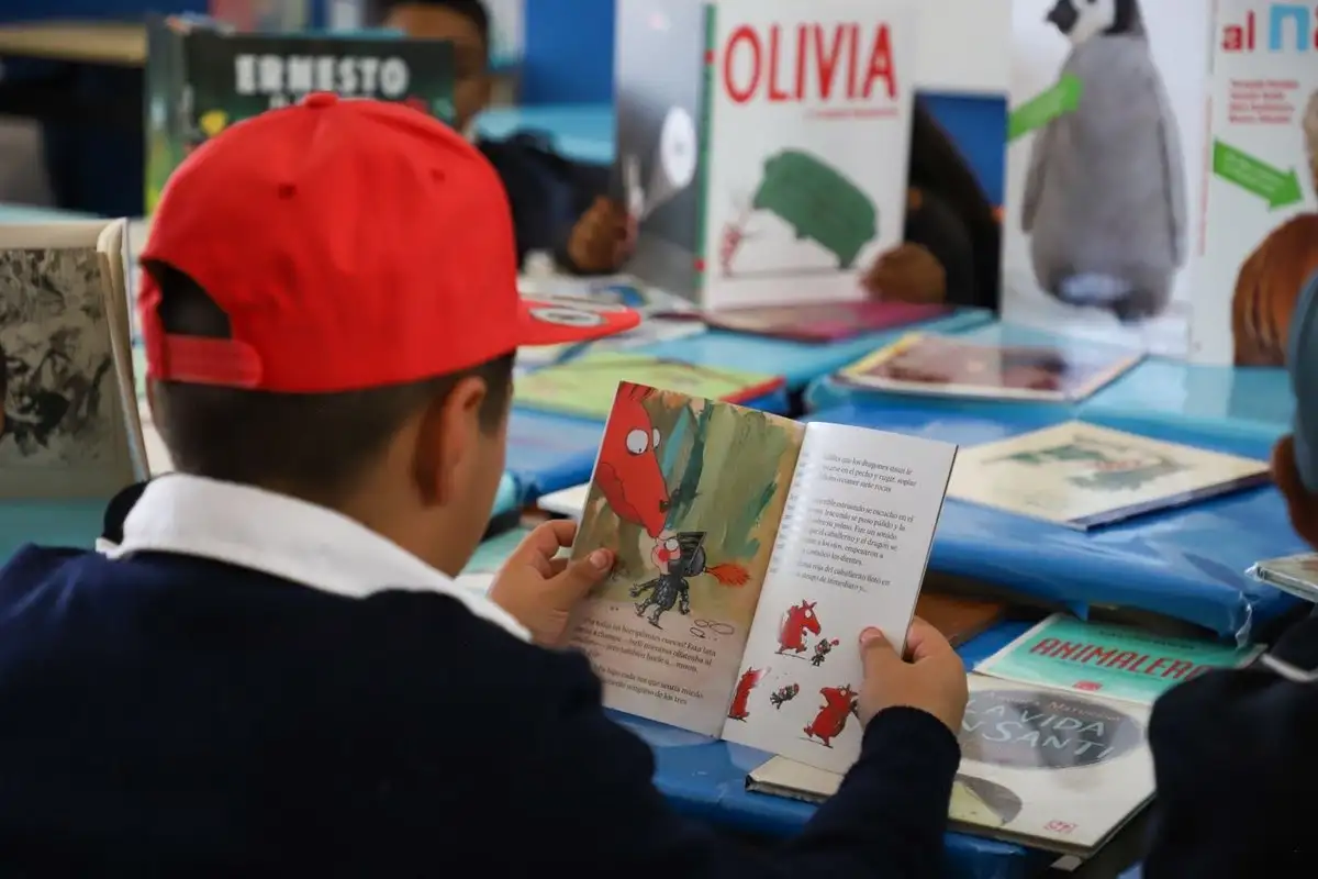 Niñas y niños deben aprender a leer a la edad adecuada.