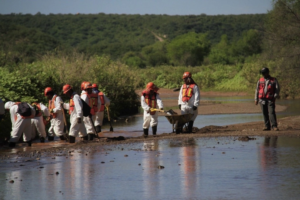Labores de limpieza en el río Sonora tras fuga de una tubería de Grupo México, en agosto de 2014. Foto Cuartoscuro / Archivo