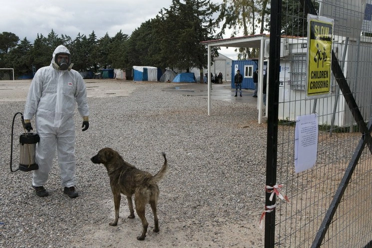 Un empleado carga desinfectante en el campamento de Malakasa cerca de Atenas, Grecia, el 6 de abril de 2020. Foto Xinhua