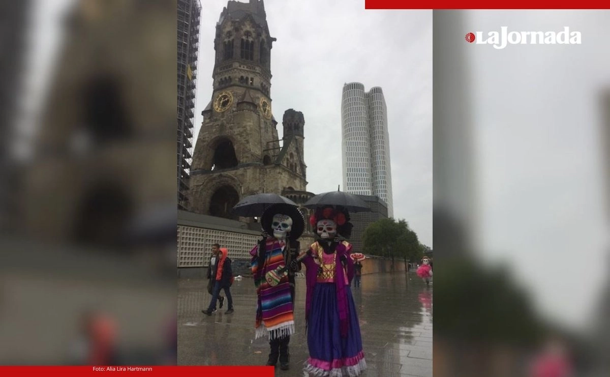 Personas vestidas de calavera por las celebraciones del Día de Muertos posan frente a la iglesia de la Memoria en Berlín, Alemania. Foto  