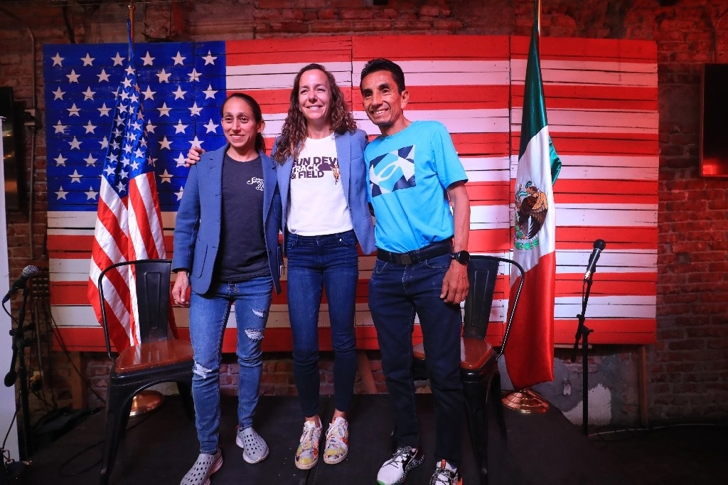 Desiree Linden, Victoria Jackson y Benjamín Paredes durante el foro Mentalidad Olímpica. Foto Luis Castillo 

