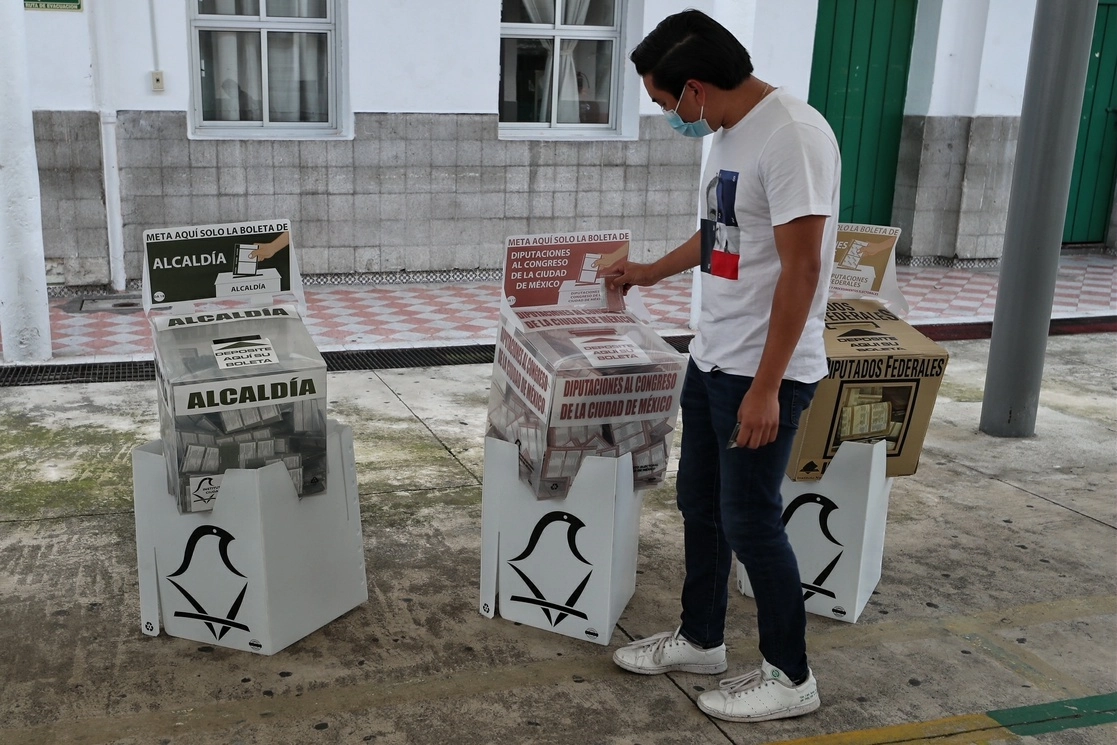 Un joven mete en una de las urnas su voto en las elecciones del 6 de junio pasado. Foto Marco Peláez / Archivo 