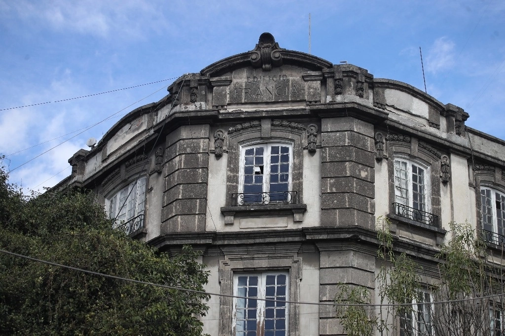 El inmueble 'art noveau' permanece abandonado. Aunque hay proyectos de rescate, ninguno se consolida por el alto costo. Foto Yazmín Ortega Cortés
