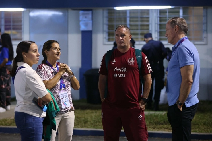 Para el director de selecciones menores (centro) se les debe demostrar la importancia de ganar. Foto @miseleccionmxEN 