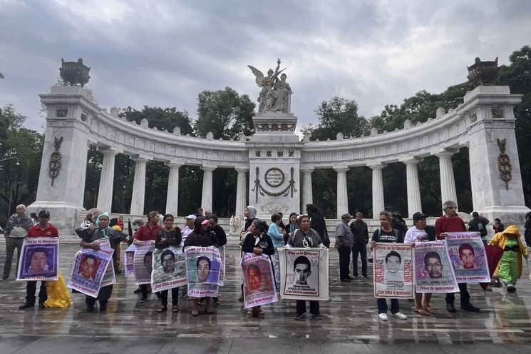 Familiares y amigos de los normalistas de Ayotzinapa desaparecidos durante una protesta en la CDMX para exigir justicia. Foto Luis Castillo / Archivo 