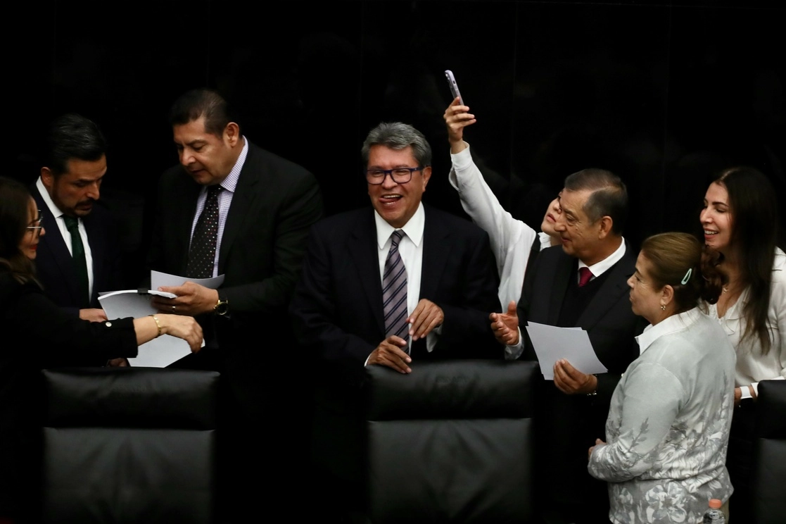 El senador Ricardo Monreal -al centro- coordinador de la bancada de Morena. Foto Roberto García Ortiz / archivo