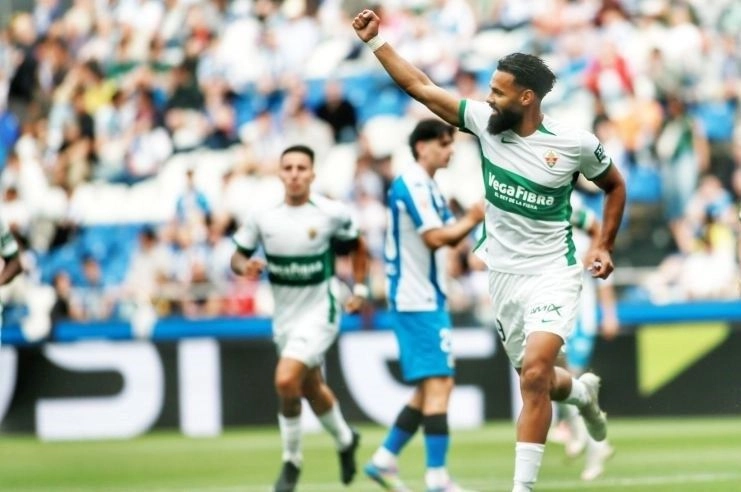 El Elche dependía de sí mismo para sellar el ascenso y no falló, asegurando así el segundo puesto de la clasificación, que le permite obtener el pase directo. Imagen del 1 de junio de 2025. Foto 