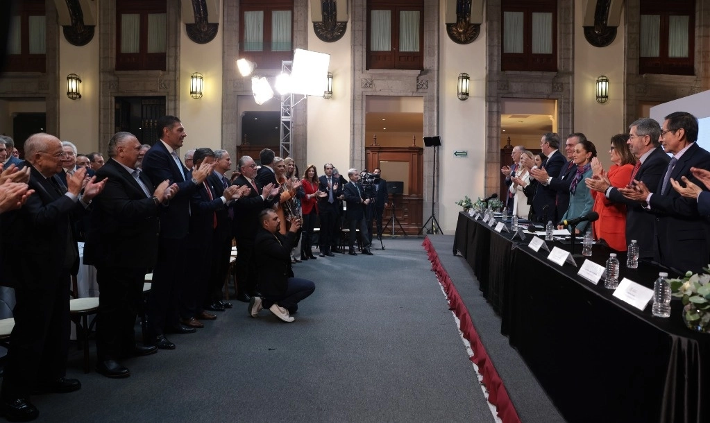 Sheinbaum recibió ayer el aplauso de empresarios, entre ellos de Claudio X. González padre (extrema izquierda). Foto Presidencia 