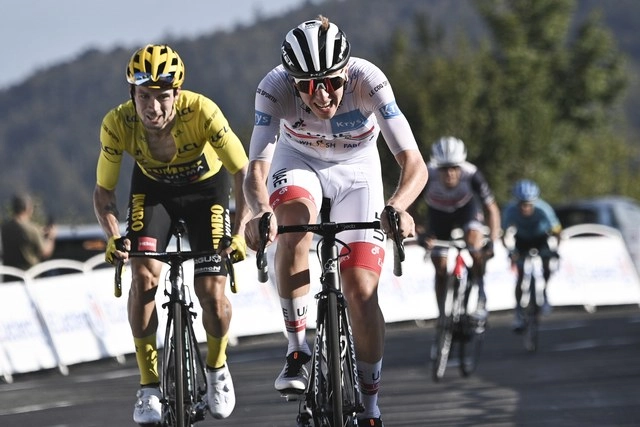 Tadej Pogacar (blanco) y Primoz Roglic llegan a la meta tras la etapa 15 del Tour de Francia. Foto Ap