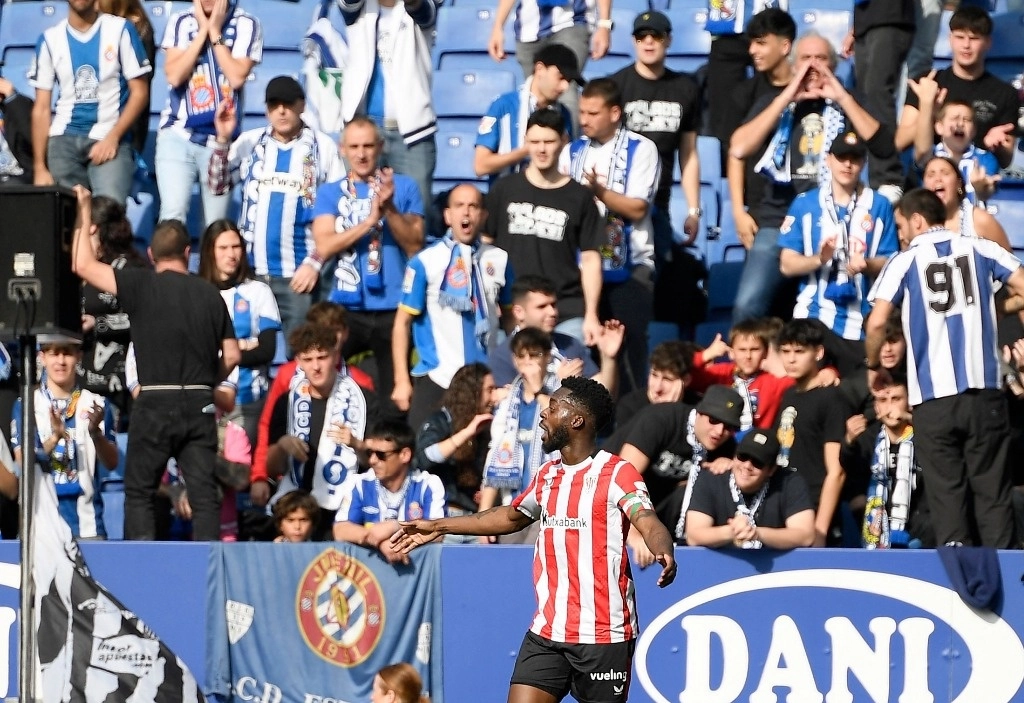 El delantero español #09 del Athletic Bilbao, Inaki Williams, reacciona tras presuntos insultos racistas durante el partido de fútbol de la liga española entre el RCD Espanyol y el Athletic Club Bilbao en el Estadio RCDE en Cornella de Llobregat el 16 de febrero de 2025. Foto Afp