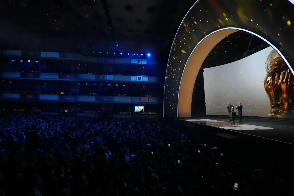 El Presidente Donald Trump recibe el Premio de la Paz de la FIFA de manos del Presidente Gianni Infantino durante el sorteo de la Copa Mundial de Fútbol 2026. 