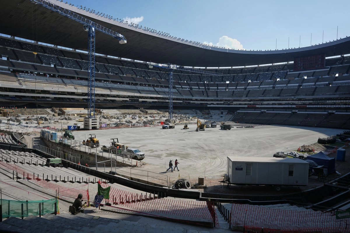 Trabajadores realizan la remodelación del estadio Azteca, donde se jugará el partido de apertura del Mundial de Futbol 2026. 
