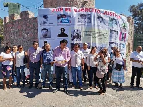 Familiares de personas desaparecidas durante la guerra sucia en Guerrero. Foto Sergio Ocampo / Archivo