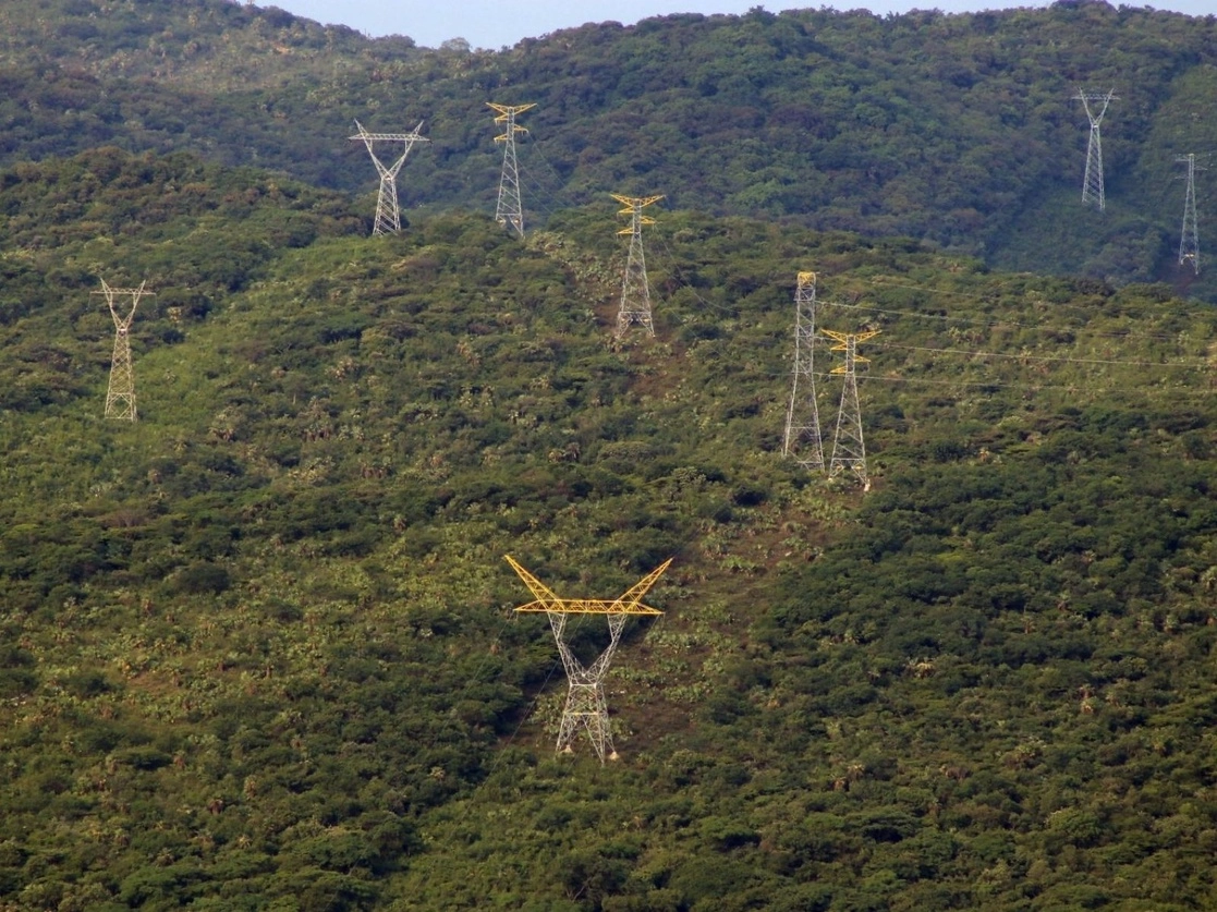 Antenas de la CFE en la Sierra de Montenegro, en Yuatepec, Morelos. Foto Cuartoscuro / Archivo