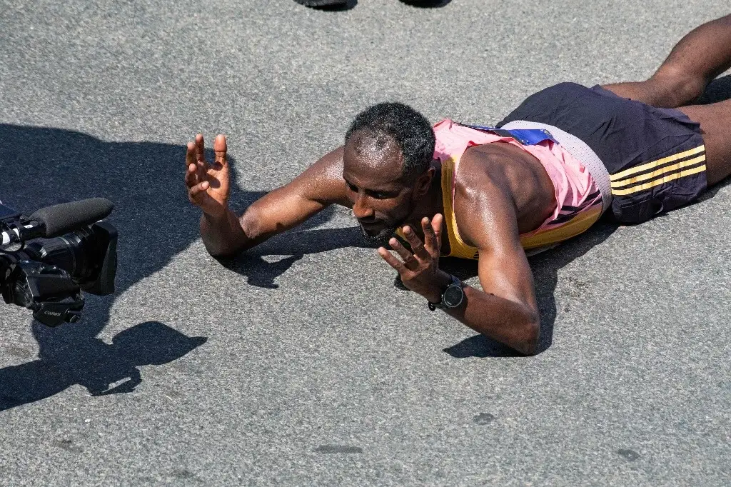 Sisay Lemma de Etiopía celebra haber obtenido el primer lugar en el campo profesional masculino durante el 128º Maratón de Boston en Boston, Massachusetts, el 15 de abril de 2024. El maratón incluye alrededor de 30.000 atletas de 129 países que recorren las 26,2 millas desde Hopkinton hasta Boston, Massachusetts. El evento es el maratón anual más antiguo del mundo. Foto Afp 
