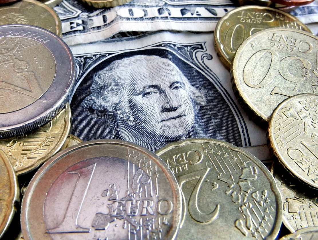 El euro alcanzó durante un momento este martes la paridad con el dólar por primera vez en dos décadas, lastrado por la amenaza de un corte de suministro de gas ruso en la UE. Foto Ap / Archivo
