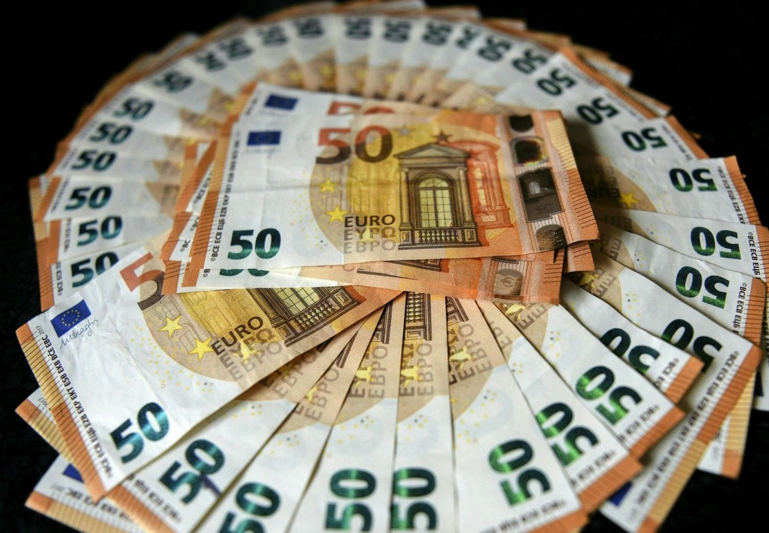 El dólar subió a niveles jamás vistos en décadas frente al yen o al euro, beneficiándose de una inflación persistente en EU y de las perspectivas de aumento de las tasas por la Fed. Foto Afp / Archivo