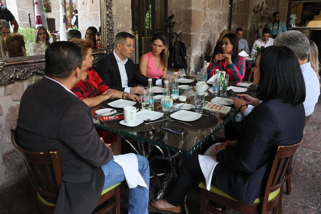 Alejandro Murat, ex gobernador de  Oaxaca se reunió con representante del PRI en Michoacán. Foto La Jornada