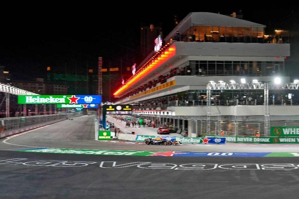 El piloto de Red Bull, Max Verstappen, durante una sesión de prácticas para el Gran Premio de Las Vegas, el 21 de noviembre de 2024. Foto Ap