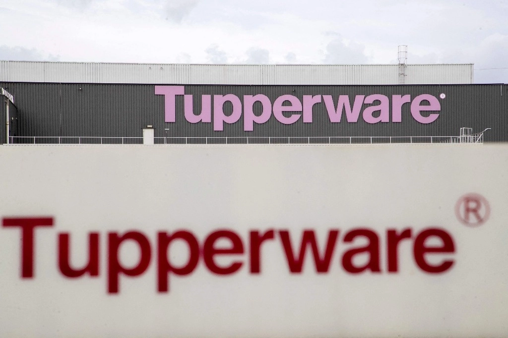 El fabricante estadunidense de los famosos recipientes de plástico Tupperware pidió la protección de la ley de Quiebras en Estados Unidos, en medio de problemas financieros de larga data. Imagen de noviembre de 2022. Foto Nicolas Maeterlinck / Bélgica / Afp
