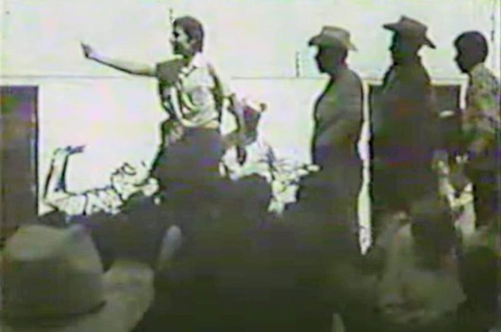 Miguel Ángel Beryis, en el edificio Carolino de la actual BUAP, se dirige a un grupo de albañiles para organizar brigadas para volantear el 1 de mayo de 1973. Imagen tomada del documental "Movimientos estudiantiles" 