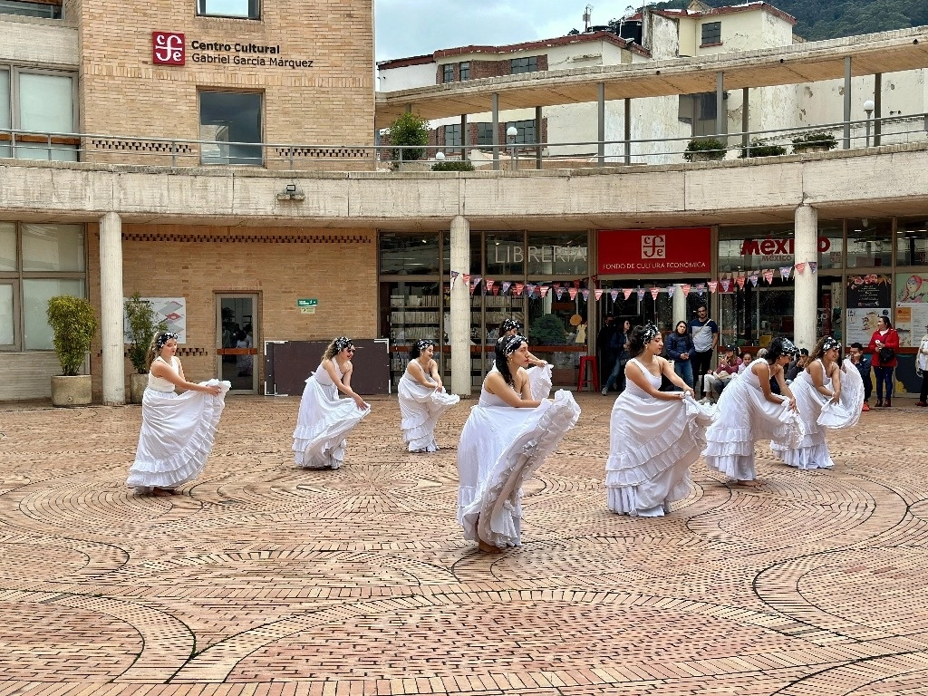 Bailarinas en la explanada del Centro Cultural Gabriel García Márquez. Foto cortesía de la editorial