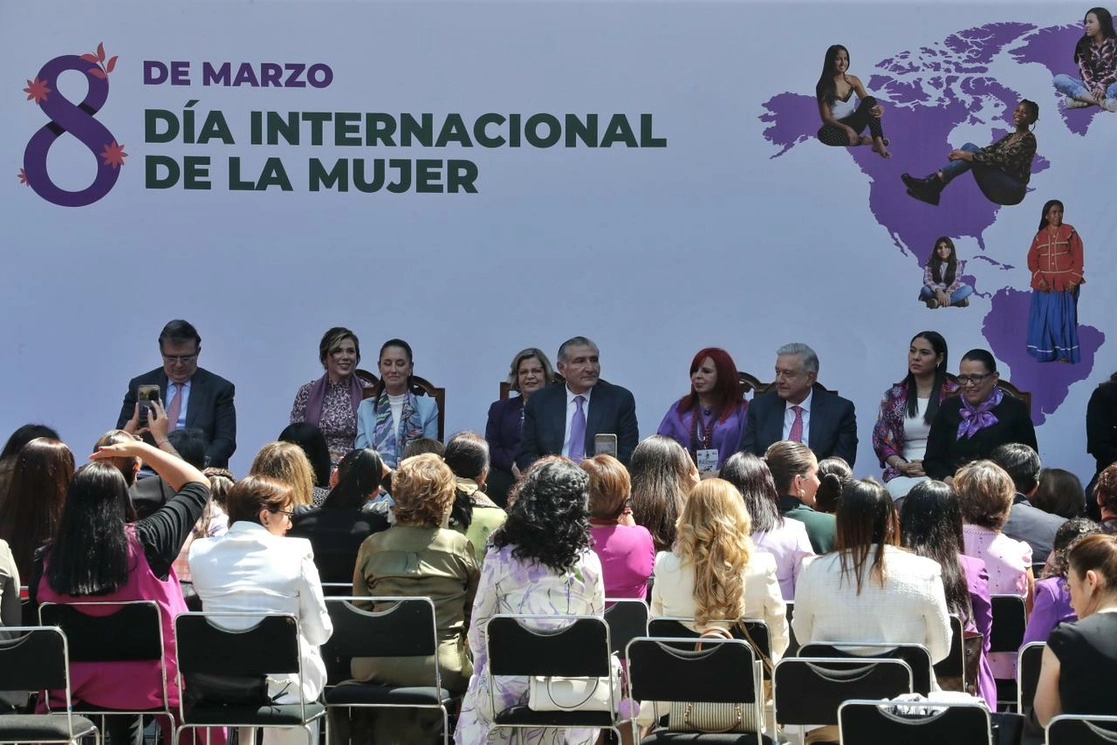 El presidente Andrés Manuel López Obrador encabeza un evento para conmemorar el Día Internacional de la Mujer, realizado en Palacio Nacional, en la Ciudad de México, el 8 de marzo de 2023. Fotos Marco Peláez