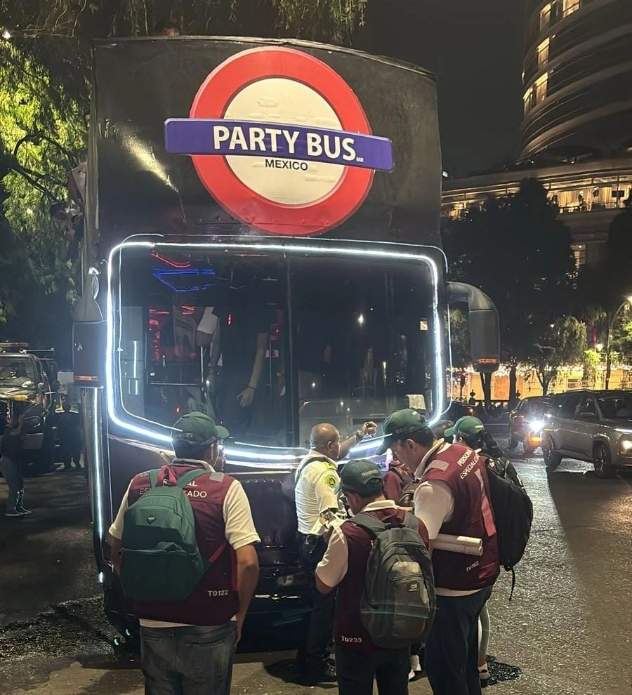 La Secretaría de Movilidad de la CDMX aseguró que no hay permisos de circulación para autobuses que ofrecen fiestas. Foto INVEA