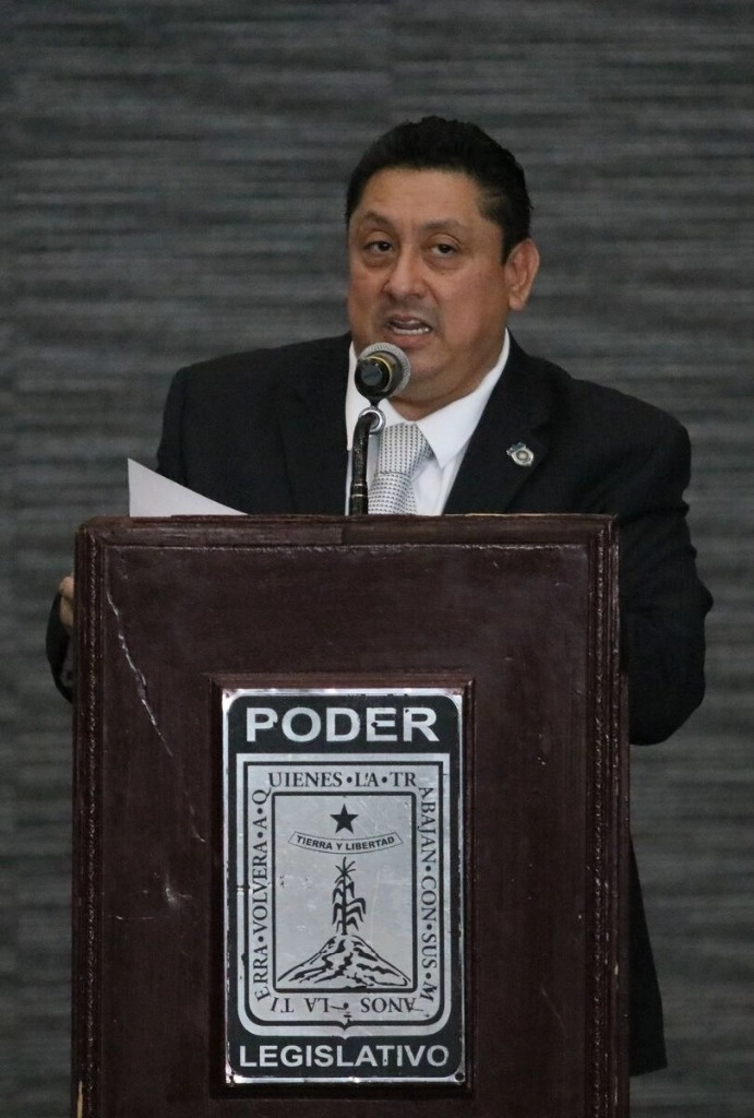 Uriel Carmona Gándara, fiscal de Morelos, compareció la tarde de ayer ante el Congreso local. Después de hora y media de iniciada la sesión, el gobierno estatal, encabezado por Cuauthémoc Blanco, solicitó a la legislatura la destitución del funcionario. Foto Cuartoscuro