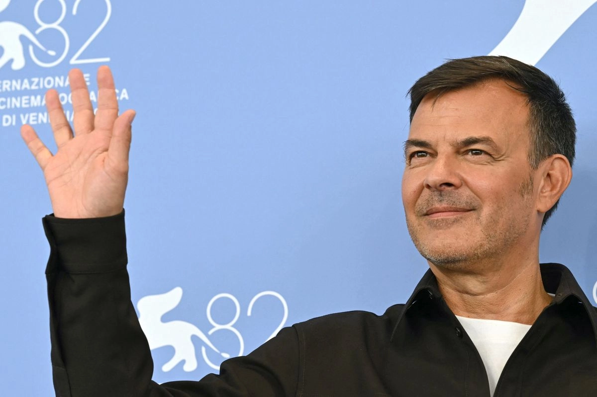 El director francés François Ozon asiste a la sesión de fotos de la película "L'Etranger" (El Extranjero), presentada fuera de concurso en el 82.º Festival Internacional de Cine de Venecia, en el Lido de Venecia el 2 de septiembre de 2025. 
