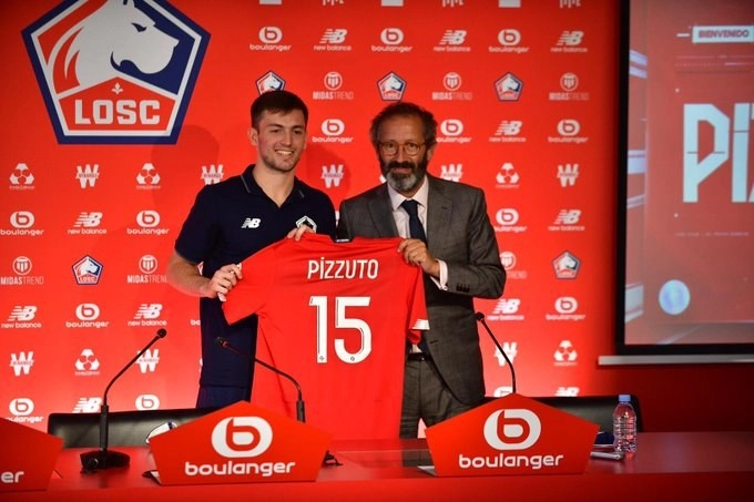 "Estoy muy feliz por estar acá (...) Tengo confianza en mí. Voy a trabajar, trabajar y trabajar con el objetivo de hacerme un sitio (en el equipo). La edad es sólo un número, no cuenta para mí", declaró el mexicano. Foto Twitter @LOSC_ES