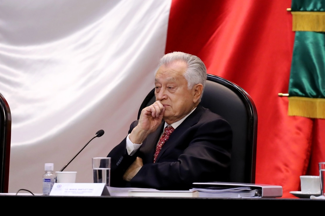 El titular de la CFE, Manuel Bartlett, comparece ante en las Comisiones Unidas de Energía e Infraestructura de la Cámara de Diputados. Foto Roberto García