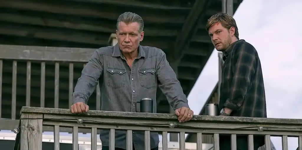 Jake Weary (izquierda) y Melissa Benoist como Cane y Bree Buckley en ‘El frente costero’. Foto