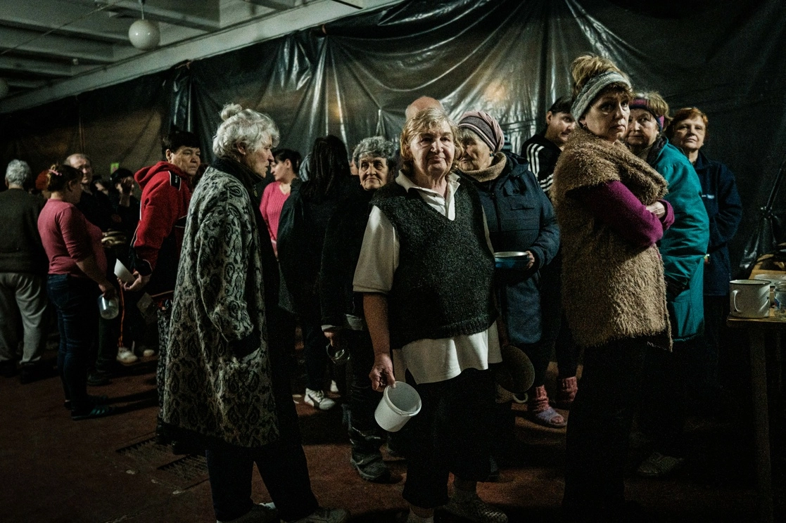 Ucranios desplazados internos por la invasión rusa hacen fila para recibir comida en una fábrica en Severodonetsk, al este de Ucrania, el 22 de abril de 2022. Foto Yasuyoshi Chiba/ Afp