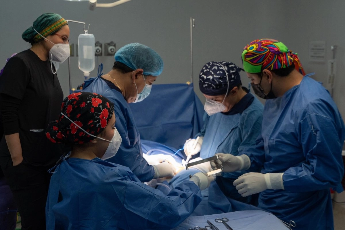Personal de salud durante una intervención quirúrgica en imagen de archivo. Foto 