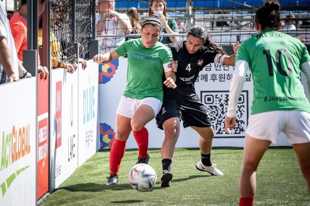 Jaqueline Garrido (izquierda), campeona de la Homeless World Cup, ahora se enfoca en proyectos para impulsar del deporte en niños de su comunidad. Foto cortesía de la jugadora