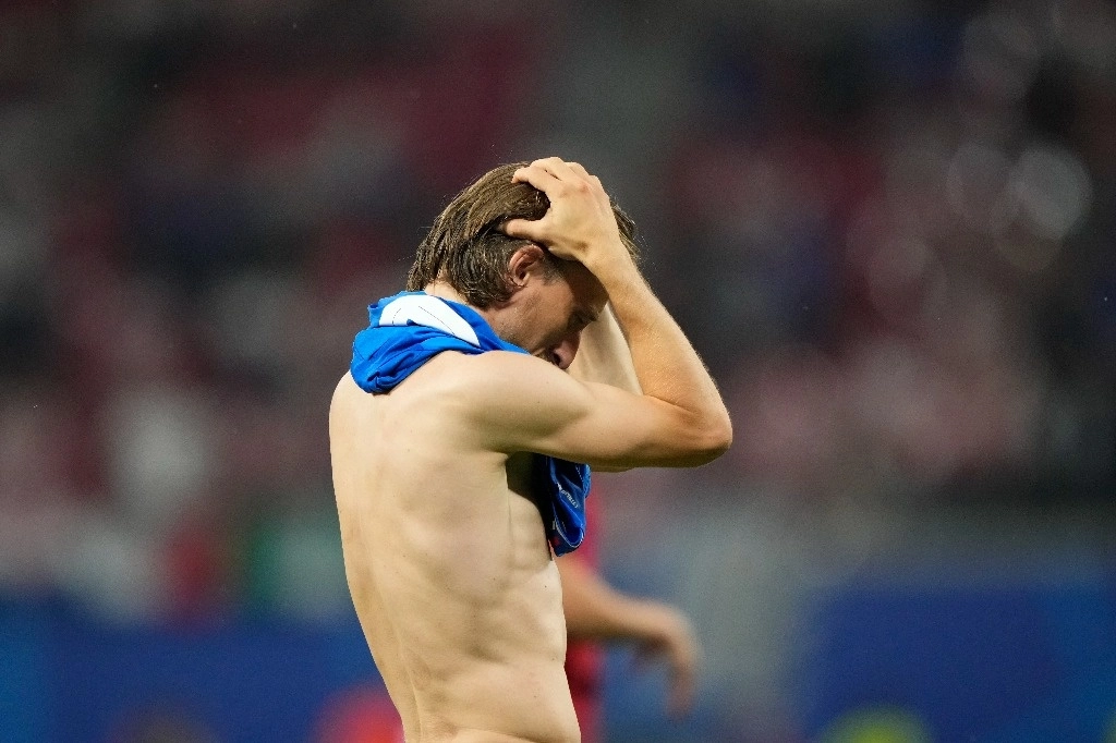 A pesar de que el volante del Real Madrid anotó un gol, su selección está a un paso de quedar fuera de la Eurocopa. Foto Ap